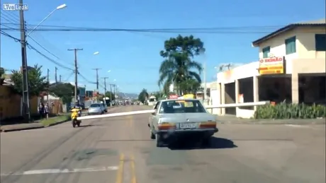 Cum să nu transporţi o ţeavă cu maşina: lecţia din Brazilia. VIDEO