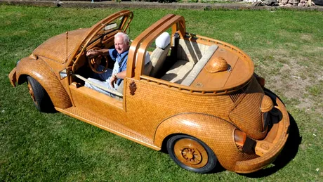 INEDIT: Un pensionar şi-a acoperit maşina cu 50.000 de piese din stejar