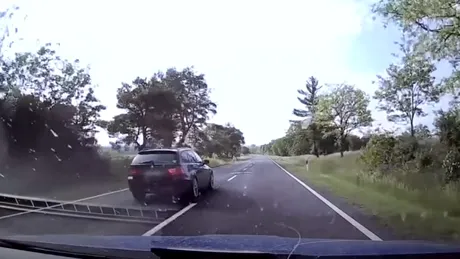 Un șofer de BMW a depășit în viteză mașina poliției. Câteva minute mai târziu, a lovit în plin un Audi