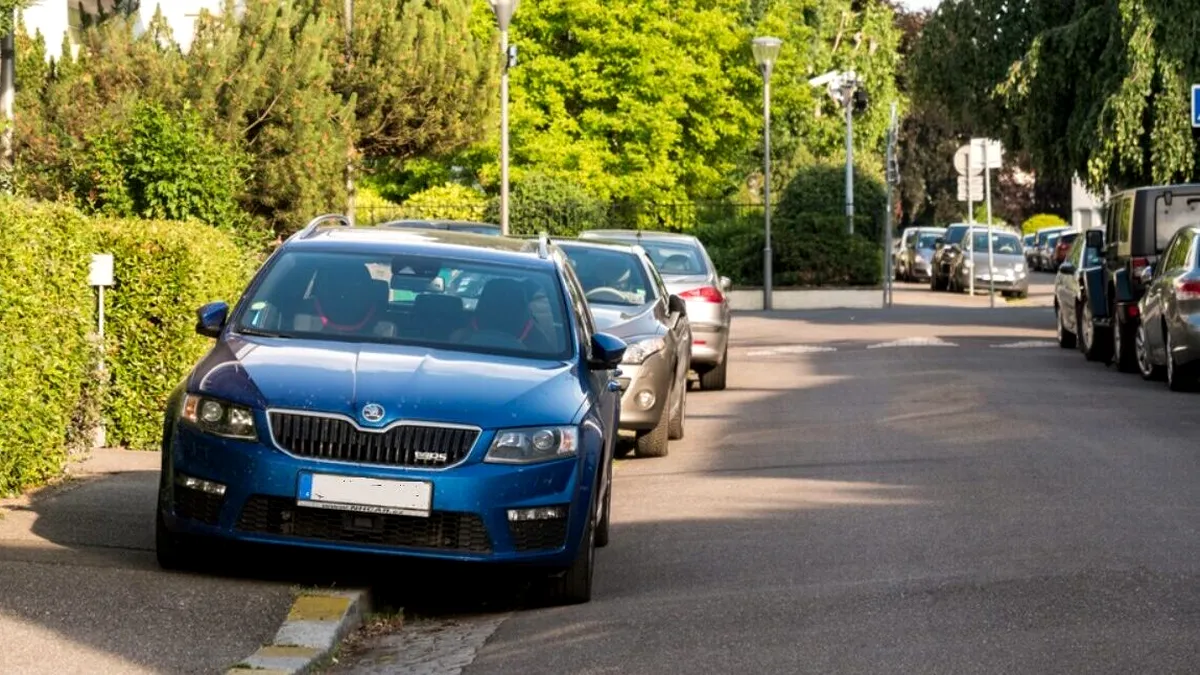 Președintele a dat undă verde noii legi. Ce se întâmplă cu mașinile parcate pe trotuar?