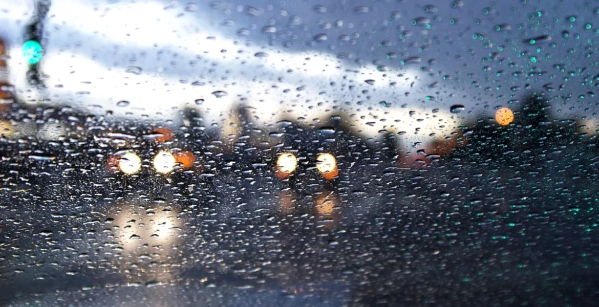 5 greșeli elementare pe care le faci la volan atunci când plouă