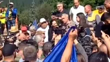 Călin Georgescu, baie de mulțime și discurs la Broșteni, în urma inundațiilor