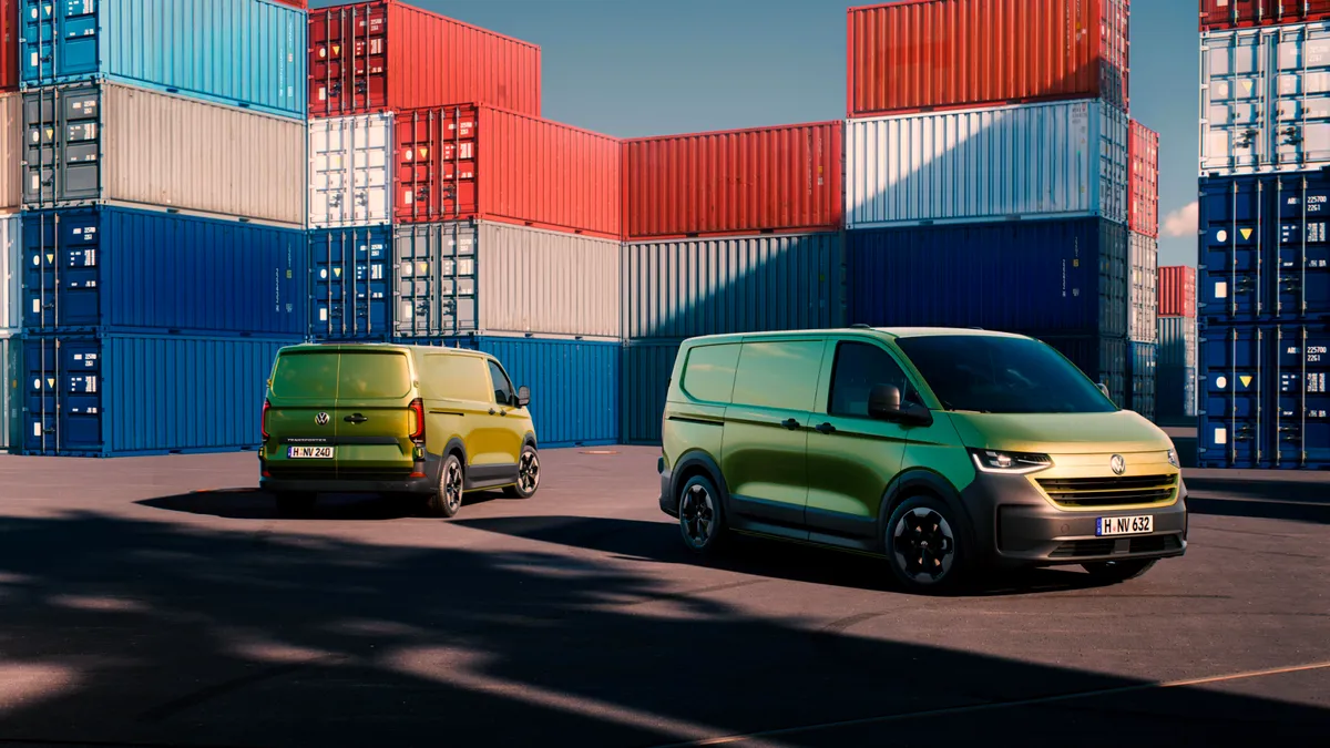 Noua generație Volkswagen Transporter este aici. Autoutilitara este strâns înrudită cu Ford Transit