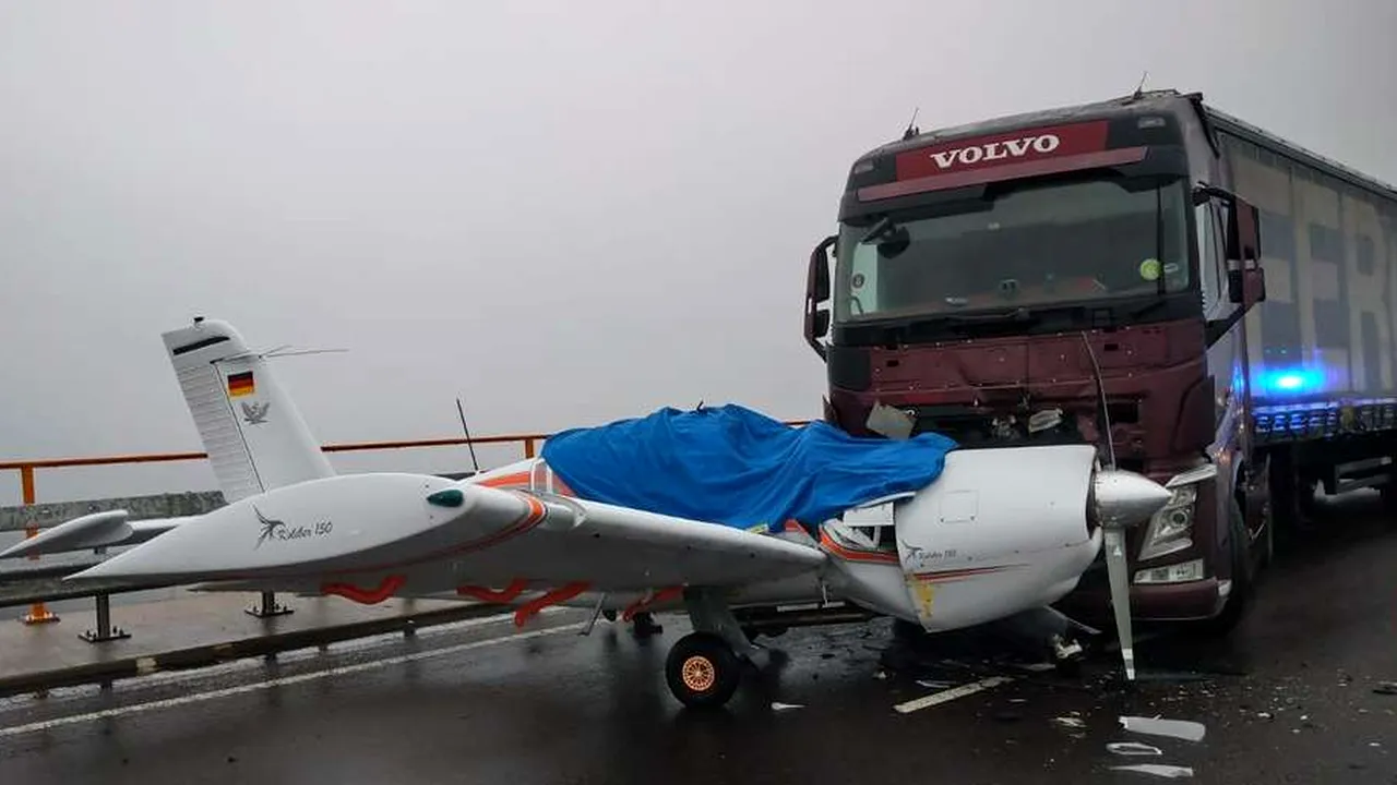 Accident bizar în Germania. Un șofer român a intrat cu TIR-ul într-un avion 