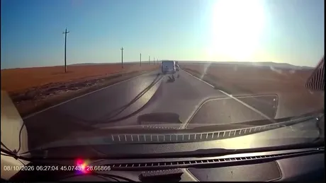 Video | Imagini tulburătoare: Momentul când un copil neasigurat cade dintr-o mașină pe un drum din România