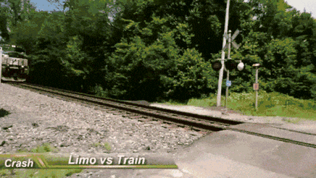 Ce şanse ar avea o limuzină în faţa unui tren? [VIDEO]