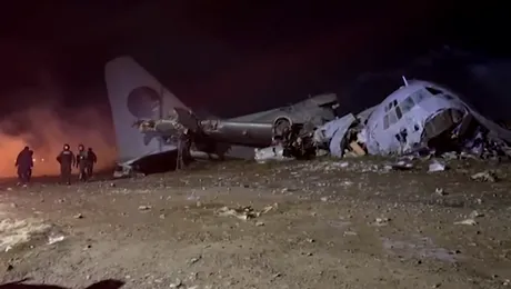 Avion plin cu bani, prăbușit pe o autostradă din Bolivia. Armată și trecători s-au luptat pentru a pune mâna pe bancnote