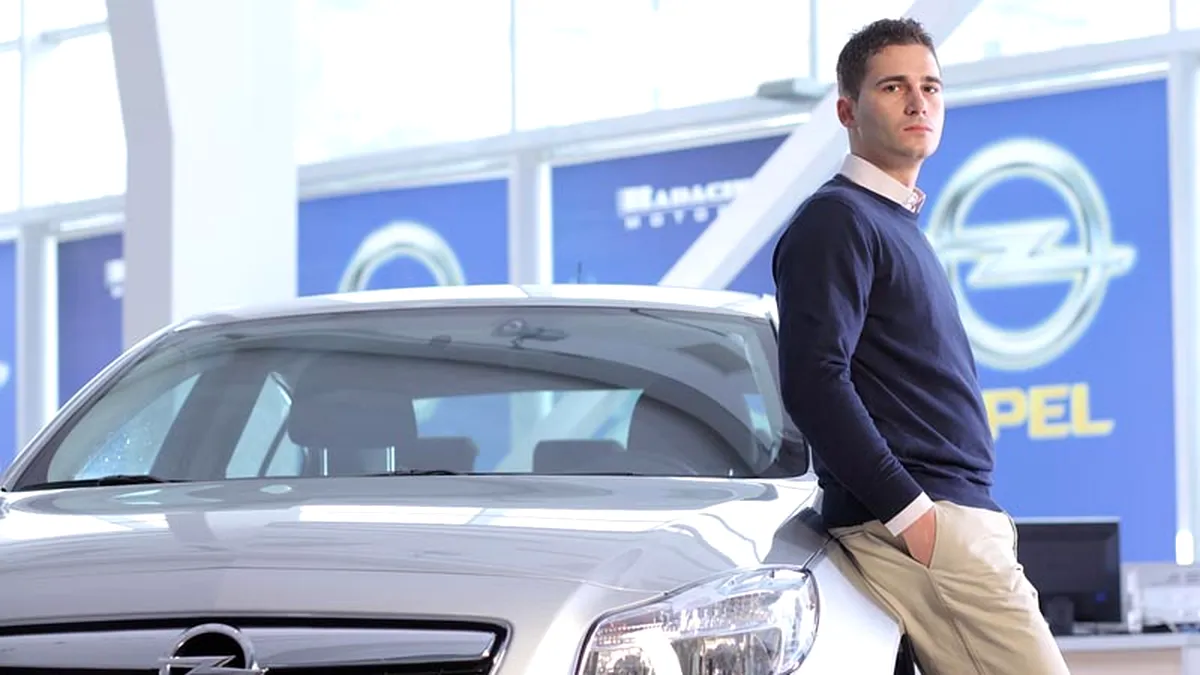 Alexandru Ionescu alături de Opel Insignia