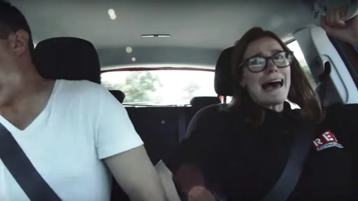 Prima lecţie de condus alături de un şofer profesionst incognito produce o reclamă genială - VIDEO