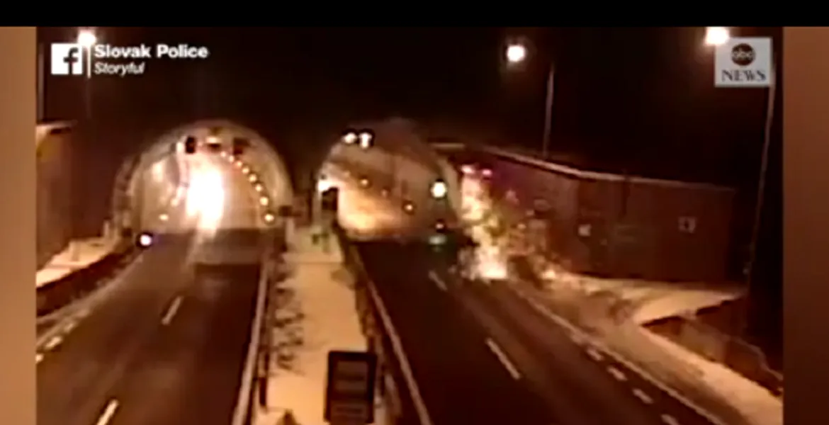 Accident spectaculos: o maşina este propulsată în aer, scoate scântei şi se învârte la 360 de grade – VIDEO