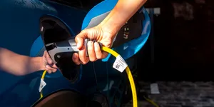 Vânzările de mașini electrice ar putea crește cu 30% la nivel global în 2025