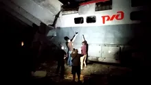 Un tren a deraiat după ce un pod s-a prăbușit peste calea ferată. Cel puțin 7 oameni au murit
