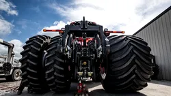 Cea mai mare anvelopă agricolă din lume se vinde acum și în Europa. Costă cât o garsonieră și are aproape o tonă