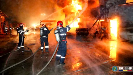 Incendiul din hala din Fundeni, în care funcționa un service auto, a fost stins