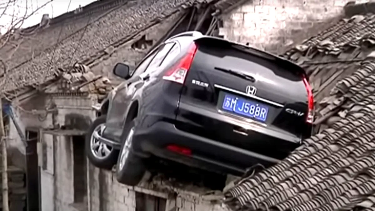 Un şofer a încercat să-şi ia zborul cu o Honda CR-V [VIDEO]