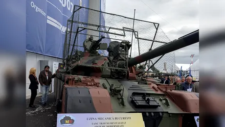 BSDA 2026: Cum arată viziunea românească de tanc cu cușcă anti-dronă. Un TR-85M1 modernizat, prezentat în expoziție