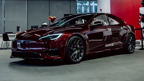 <span class='prepend'>Foto |</span> Tesla Model S Signature a ajuns acum și în România. Primul model importat aparține lui Dominic Marcu, campion național la viteză în coastă