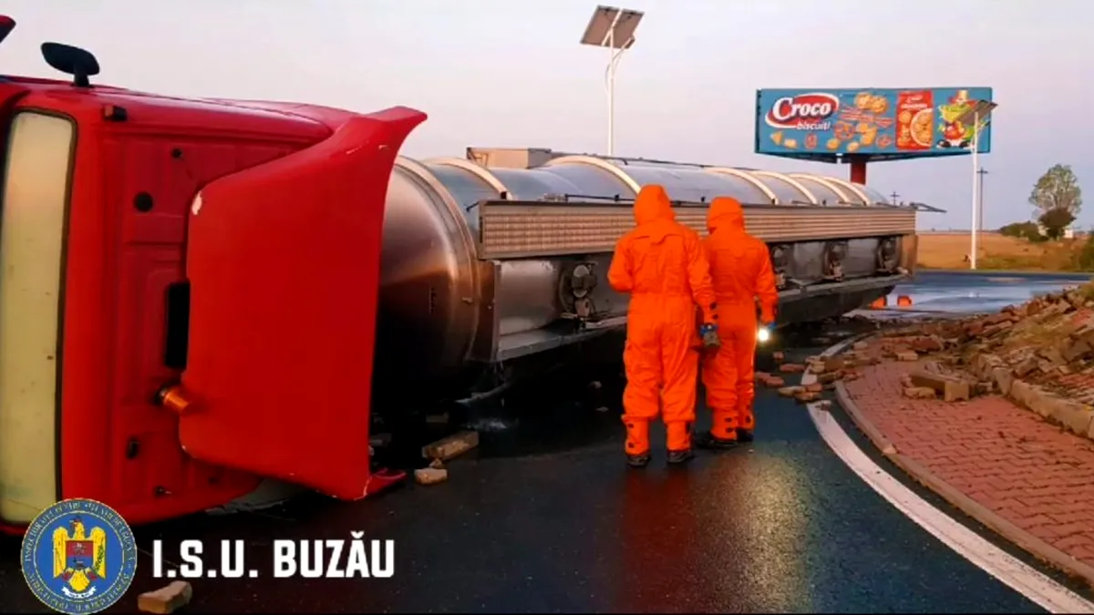 O cisternă cu diluant s-a răsturnat lângă Buzău. Pericol de explozie - VIDEO