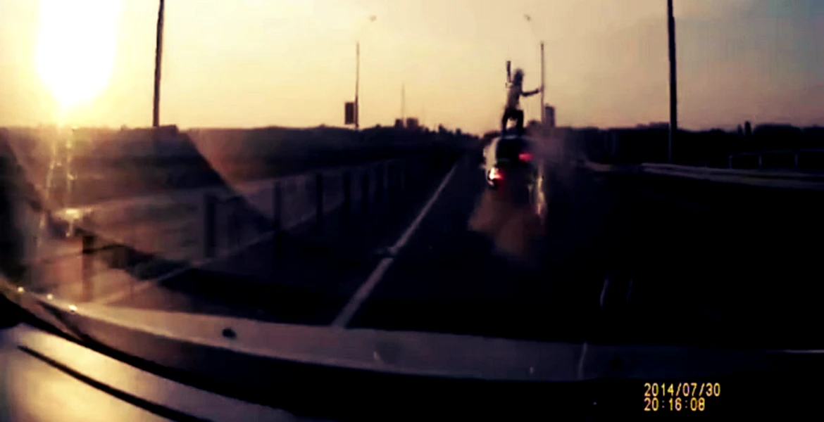Accident între un motociclist şi o maşină pe autostradă, cu final miraculos
