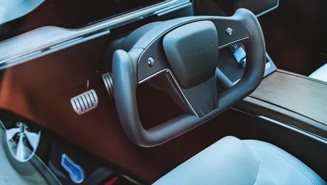 După mânerele ascunse, China vrea să interzică și volanele de tip „yoke”, popularizate de Tesla
