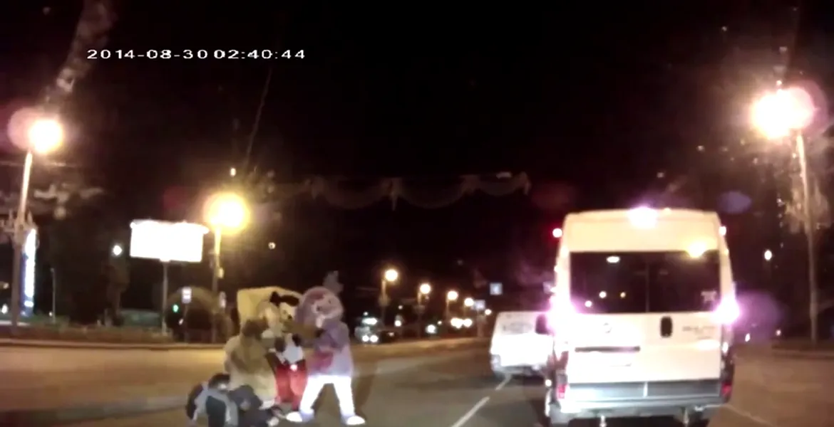 Cum să-ţi iei bătaie în trafic de la Mickey Mouse, Sponge Bob, Scrat şi restul bandei. VIDEO