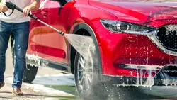 Angajat al unei spălătorii auto, reținut pentru furt din autoturism