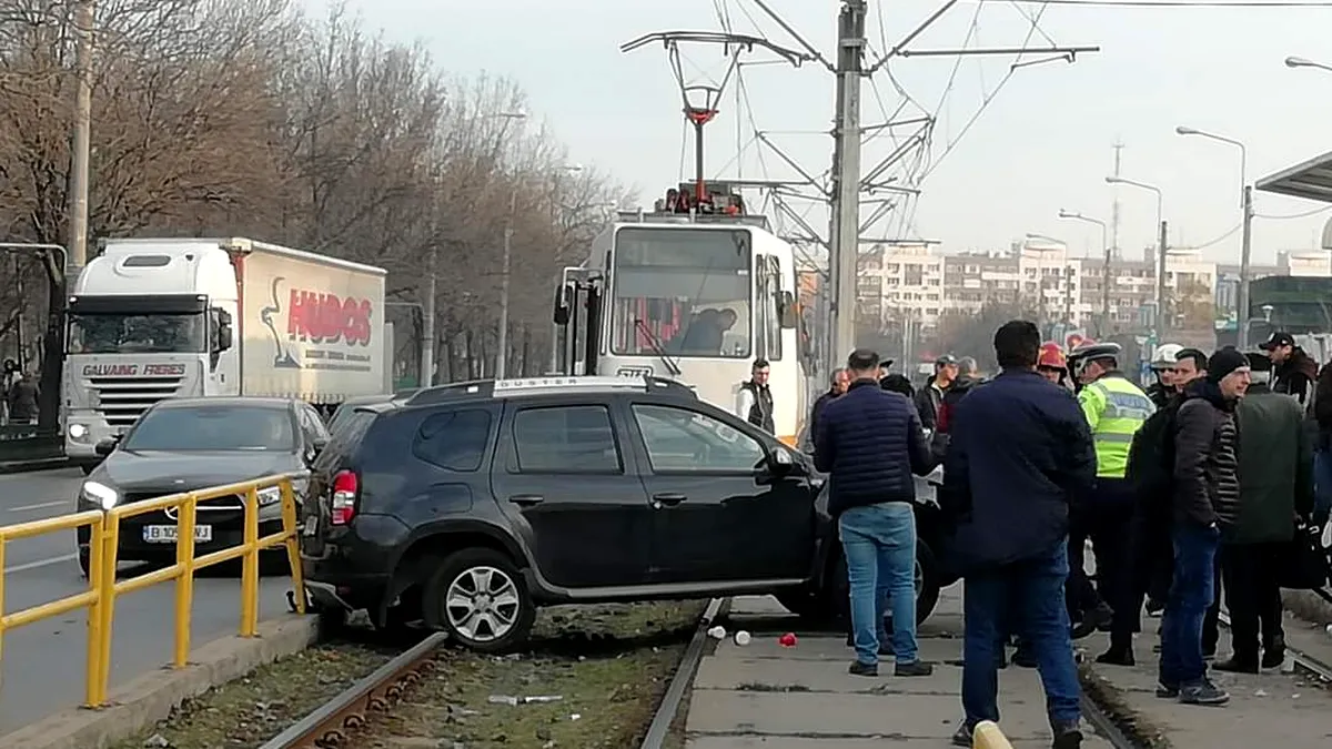 O șoferiță de Dacia Duster a produs haos în București. A ajuns cu mașina pe linia de tramvai