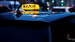 Taxi fără licență, surprins operând la aeroporturile din Capitală. Cum arată un taxi-fantomă – FOTO