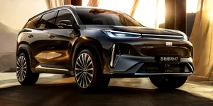 SUV hibrid chinezesc cu nume de telefon dar autonomie de peste 1.700 km. Ce specificații are noul Galaxy M7 de la Geely