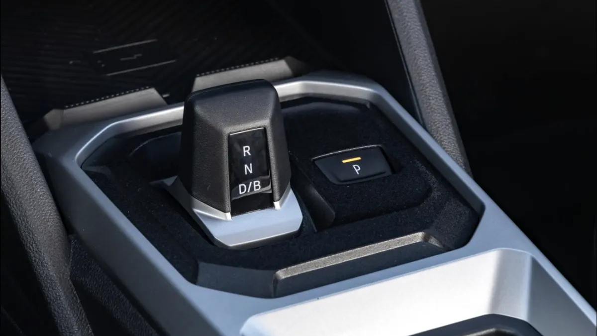 Greșeala pe care mulți șoferi o fac când parchează o mașină automată. Ce trebuie să faci înainte să selectezi „Park”