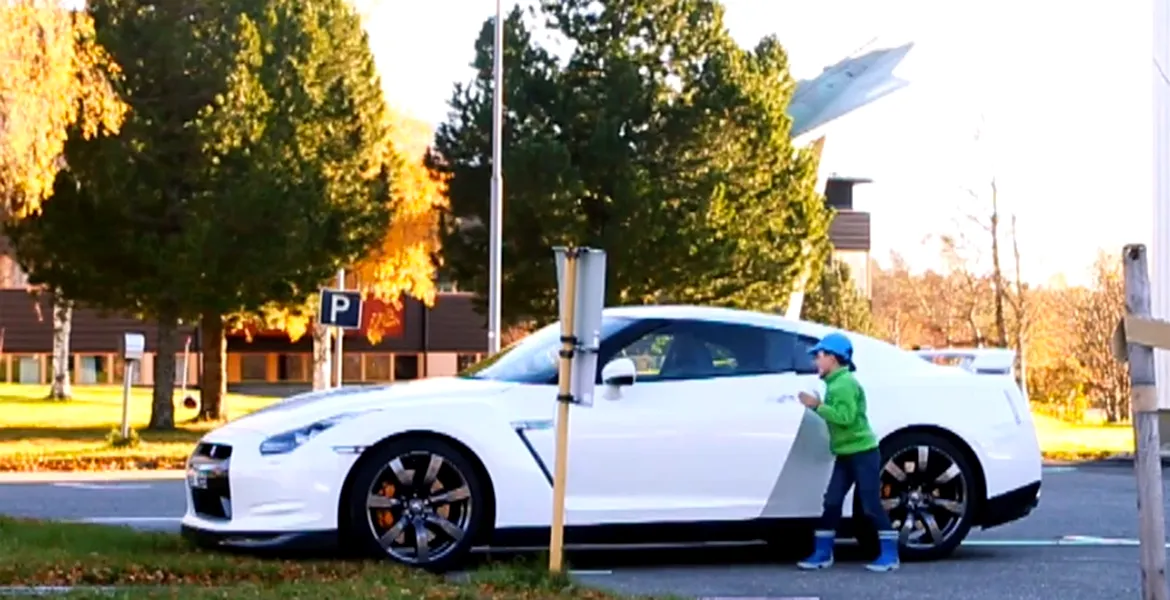 VIDEO: La doar 5 ani “se dă” cu un Nissan GT-R! Crezi că e real?