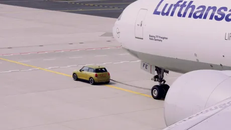 Primul MINI cu propulsie exclusiv electrică a tractat un Boeing 777F - VIDEO
