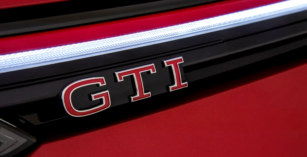 Noul Volkswagen Golf GTI, spionat fără camuflaj