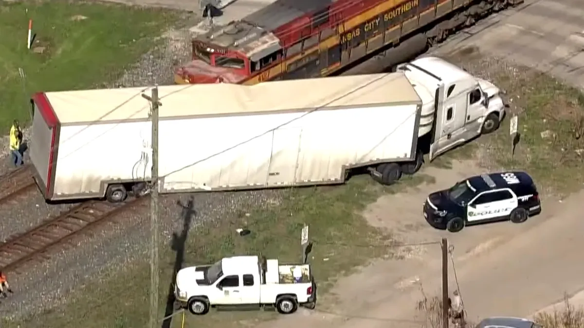 Un TIR încărcat cu mașini de colecție a fost lovit de tren - VIDEO