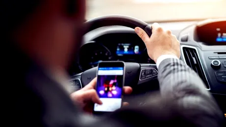 Cod Rutier 2021. Ce amendă iau șoferii care butonează telefonul în mers?