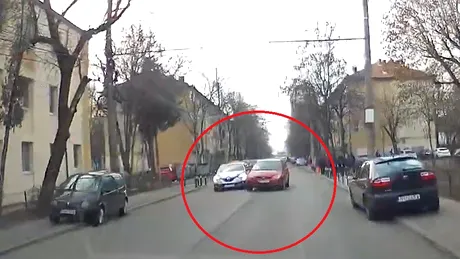 Un elev dintr-o mașină de școală învață cum se face o depășire în traficul real din București - VIDEO