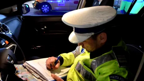 Polițiștii au plecat în urmărirea unui șofer care făcea drifturi în miez de noapte în parcarea unui centru comercial