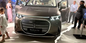 Incident neobișnuit la Salonul Auto de la Paris. Un copil a reușit să pornească un Mercedes VLE și să facă accident cu acesta