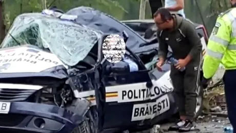 Un agent de la Poliția Locală a intrat cu autospeciala Dacia Logan în stâlp. Mașina e acordeon, polițistul e bine!