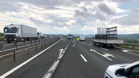 Un șofer de TIR a făcut prăpăd pe autostradă - GALERIE FOTO