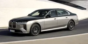 BMW prezintă Seria 7 facelift, actualizare majoră pentru limuzina de lux. i7 ajunge la 728 km autonomie WLTP