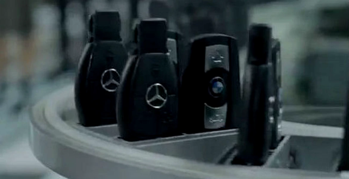 Ce producător premium ”se ia” de BMW şi Mercedes-Benz într-o reclamă cool