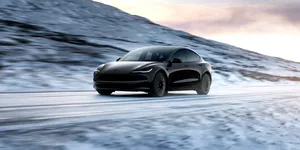 Polonia interzice accesul mașinilor chinezești în bazele sale militare. Nici vehiculele Tesla nu mai au voie