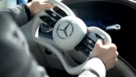 Mercedes-Benz va lansa prima sa mașină cu direcție digitală în 2026. Germanii vor folosi o volan care arată ca o manșă de avion