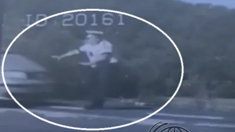 Un poliţist a fost lovit în plin de o maşină în trafic - VIDEO