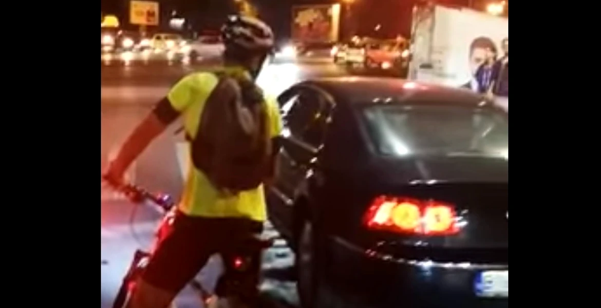 Un şofer din Capitală încearcă să intimideze nişte biciclişti cu un pistol  – VIDEO