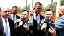 Lideri PNL Vrancea agresează un jurnalist pentru a-l scăpa pe Bolojan de întrebări. Premierul demis refuză să explice de ce a achiziționat microbuzele electrice la suprapreț, scandal dezvăluit de Gândul