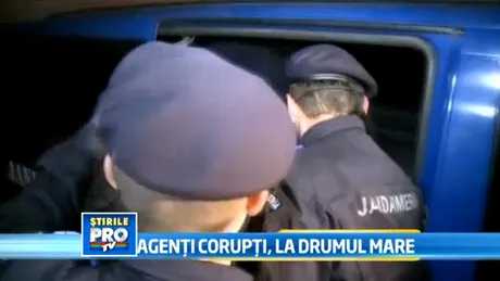 VIDEO: Agenţi de la Poliţia Rutieră Pantelimon acuzaţi că ar fi luat mită
