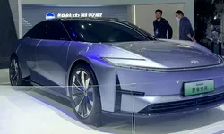 Toyota a prezentat un nou model electric, posibil rival pentru Tesla Model S