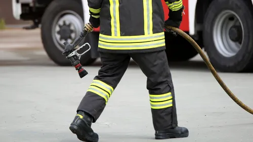 Primele imagini cu mașina în flăcări. Incendiu violent în București. O femeie de 51 de ani a murit, șoferul este în stare gravă după ce o mașină electrică a luat foc